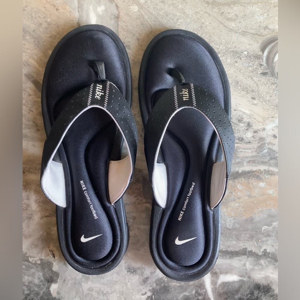 Sz 10 Nike Comfort Footbed flip-flops. These are even perfect as house shoes.
